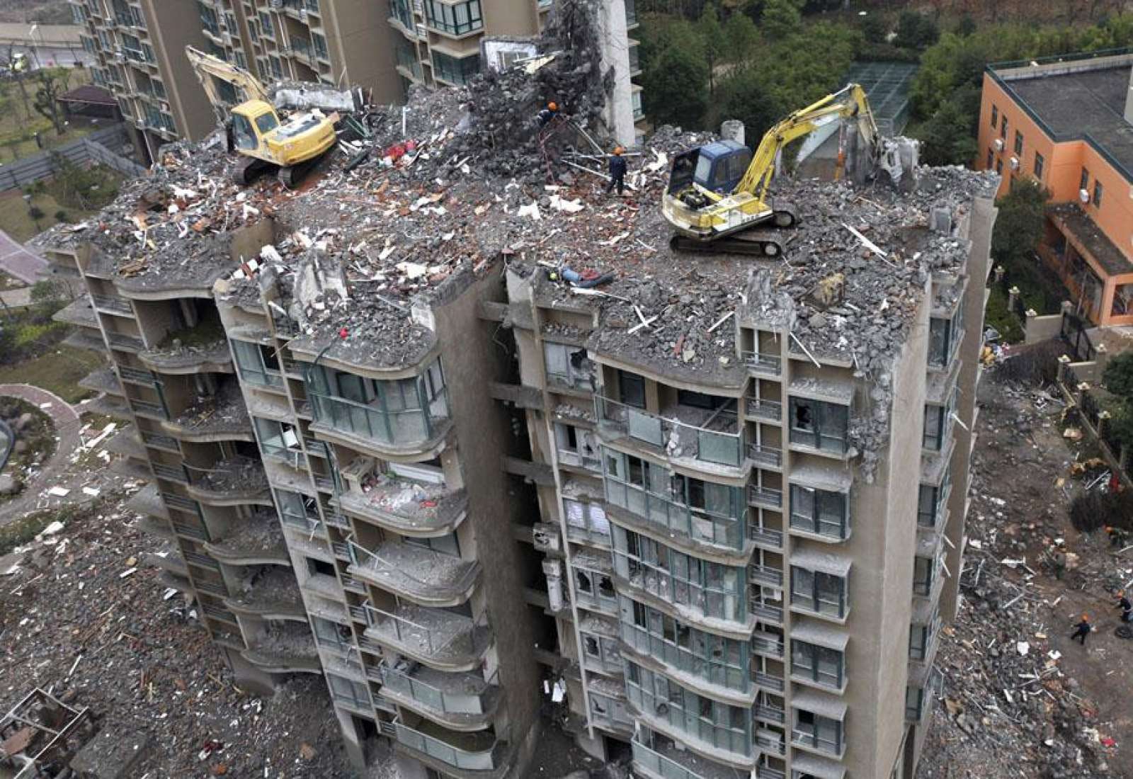 Высотный демонтаж снести дом. Комплекс Lotus Riverside, Шанхай. Разрушение зданий. Демонтаж высотных зданий. Разрушение домов.