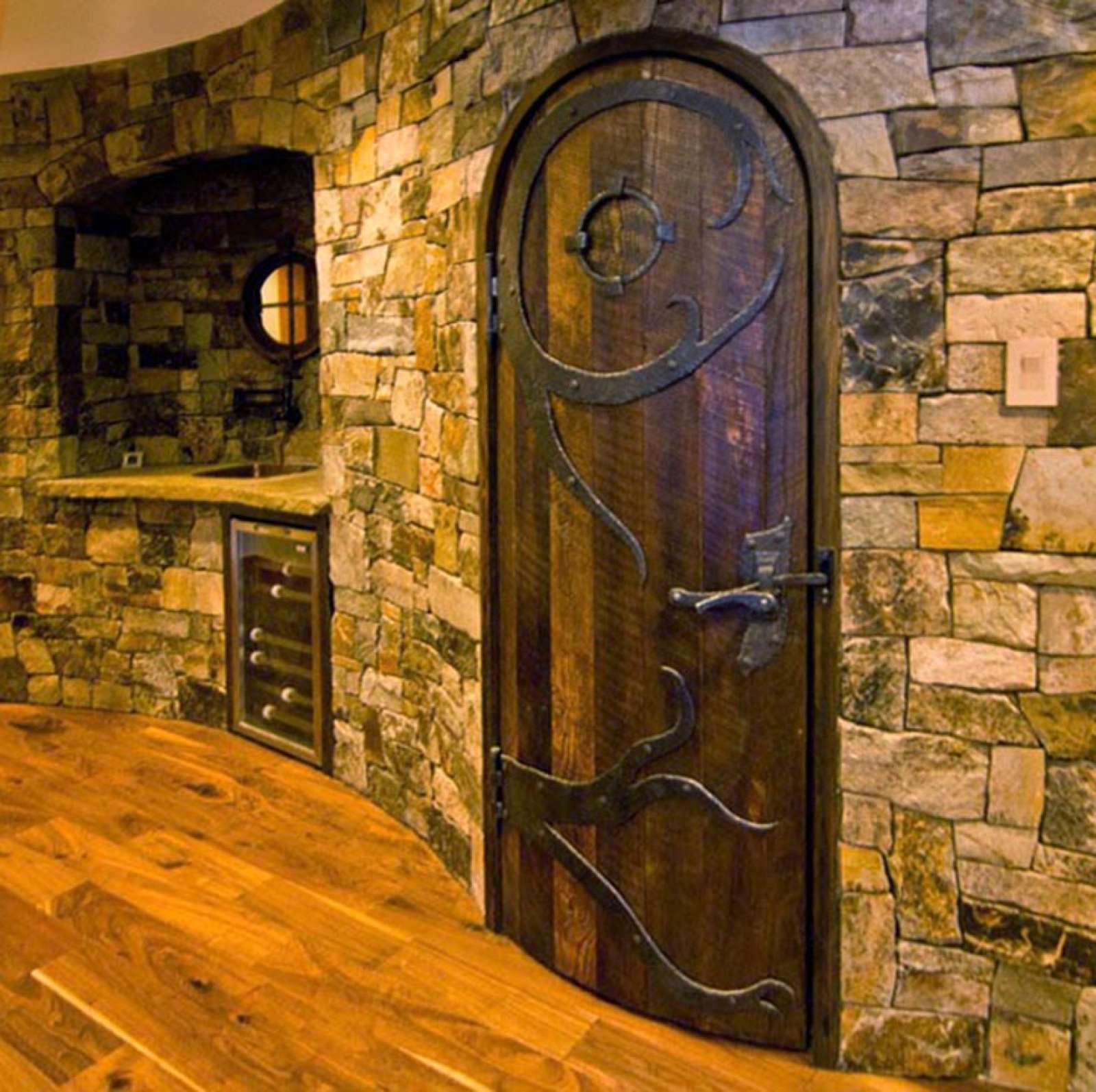 Двери в подвал дома. Дверь в винный погреб. Дверь в подвал. Деревянная дверь в погреб. Отделка подвала камнем.